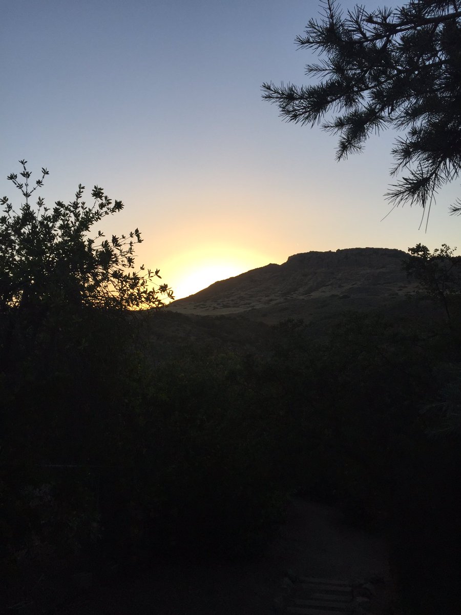 thesocalmama's tweet photo. School is out. Here's to the the first of many beautiful sunsets of the summer. #cheers #thousandoaks #sunsetsofsummer https://t.co/Jb1gu3r88y