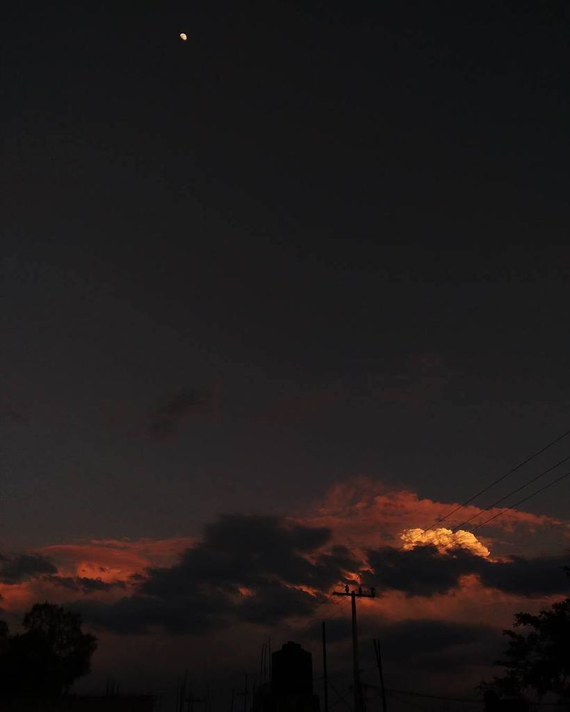 proyectoMO's tweet photo. Fotografía por @alaskkayoung: "So in love, so sick, so sad ¿ó cómo era? / Tepotzotlán, México 🌘🌌🌇 .
.
.
.
.
.
#no #gramslayers #frametality… https://t.co/APJsCdZdVw