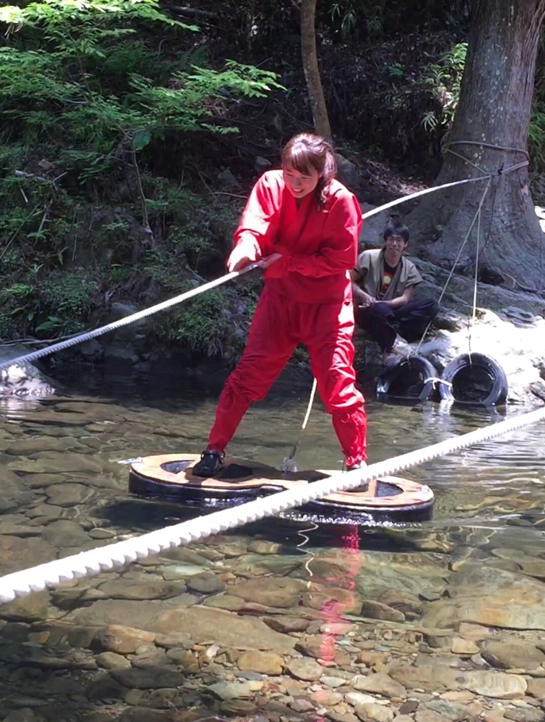 赤目四十八滝 6月から水ぐも修行がはじまりました 赤忍者のお姉さん落ちまいと必死です 実は2回目でさっき落ちてしまったリベンジ そして終了後カメラに向かってバッチリポーズ T Co Kyt1hu5n Twitter