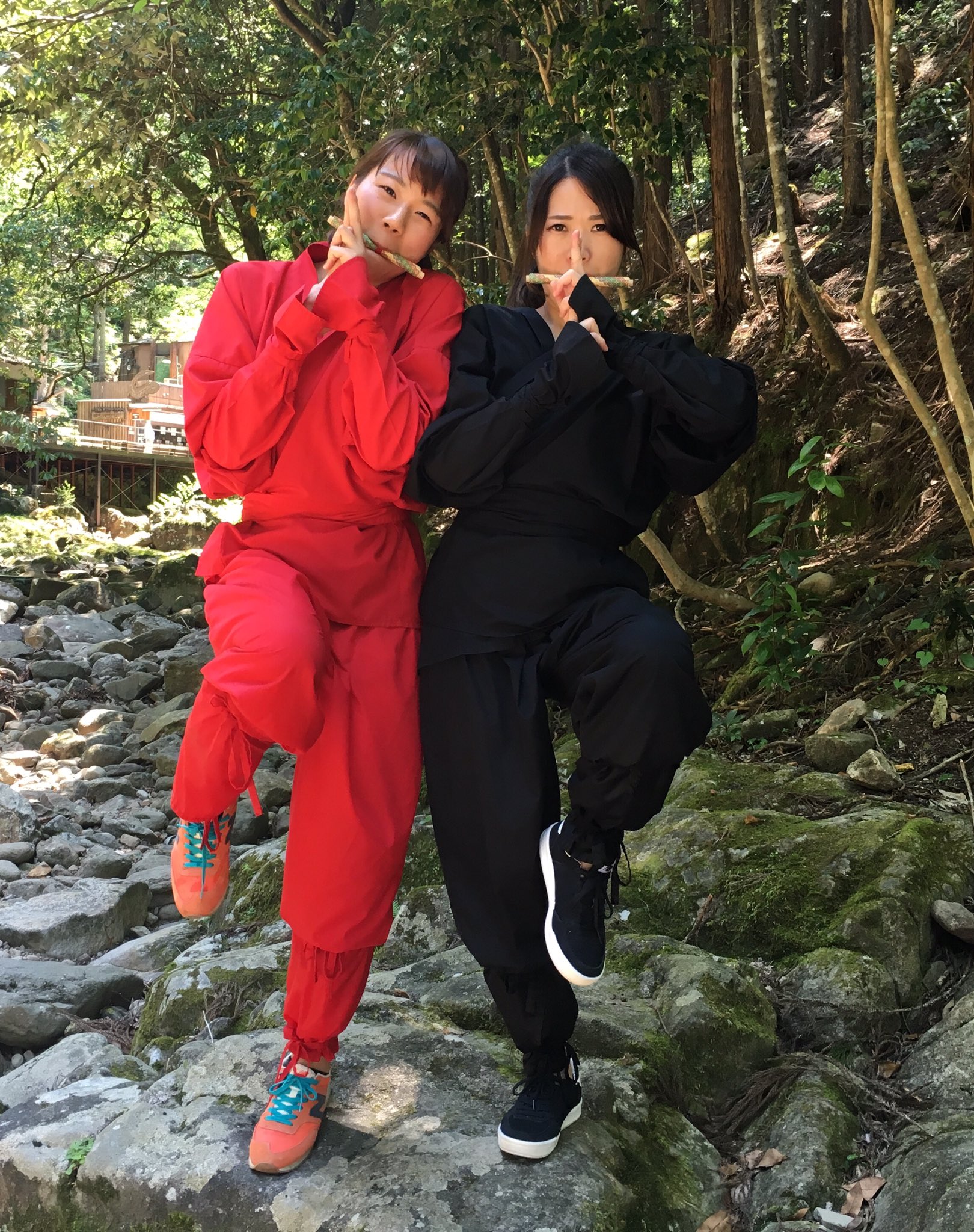 赤目四十八滝 Twitterren 6月から水ぐも修行がはじまりました 赤忍者のお姉さん落ちまいと必死です 実は2回目でさっき落ちてしまったリベンジ そして終了後カメラに向かってバッチリポーズ T Co Kyt1hu5n Twitter