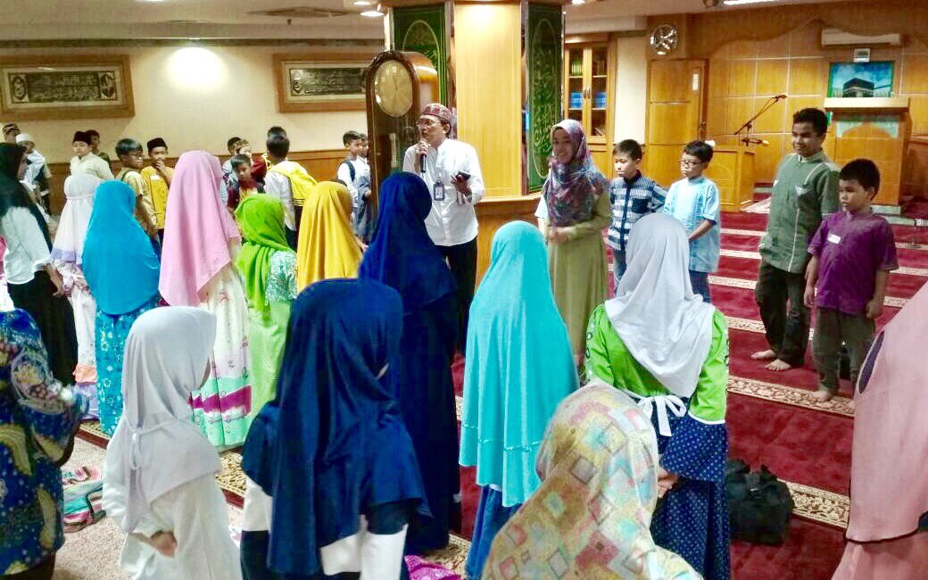 A_Sugiarto2015's tweet photo. Alhamdulillah Pesantren Kilat 100 Anak Karyawan Telkom Group 1438H, Saleh Peduli Berbakti (SALUT) Majelis Taklim Telkom Group GMP https://t.co/IVCTSEVS9E