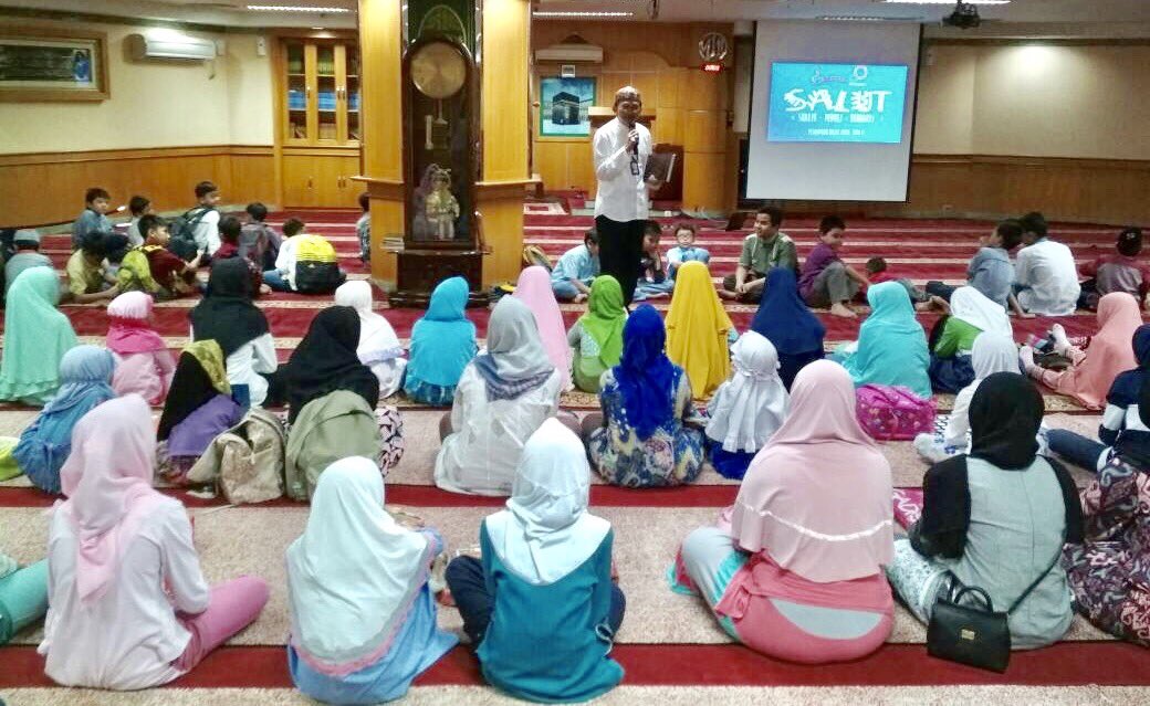 A_Sugiarto2015's tweet photo. Alhamdulillah Pesantren Kilat 100 Anak Karyawan Telkom Group 1438H, Saleh Peduli Berbakti (SALUT) Majelis Taklim Telkom Group GMP https://t.co/IVCTSEVS9E