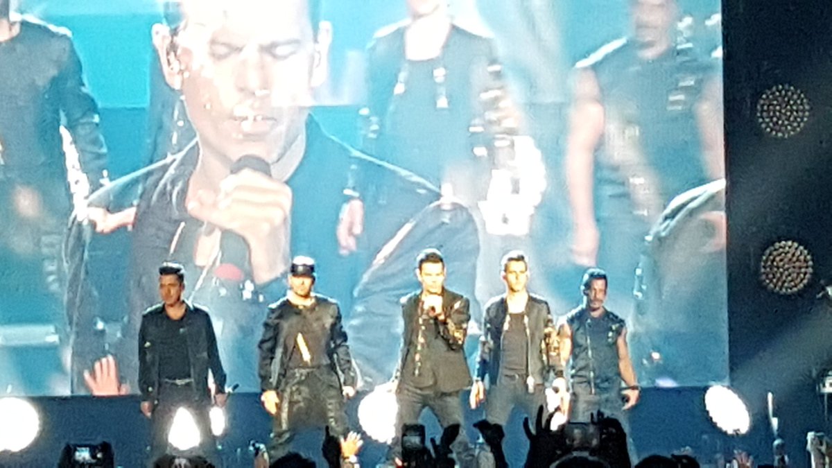 Steph4NKOTB's tweet photo. @DonnieWahlberg @JonathanRKnight @joeymcintyre @jordanknight @dannywood Best show ever!!! Not sure how u do it! https://t.co/3W9UVXD2Wz