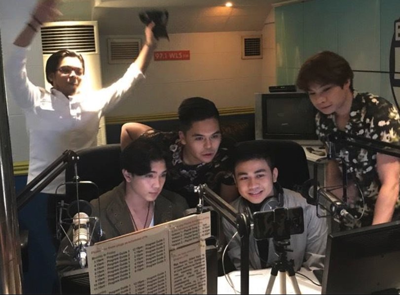 incrADYbles's tweet photo. [RADIO GUESTING] @BarangayLSFM earlier. ❤️
@AdrianPascual21 @mikomanguba @_MicoCruz @louiepedroso_ @joshua_jacobe https://t.co/UfW5LjmCGW