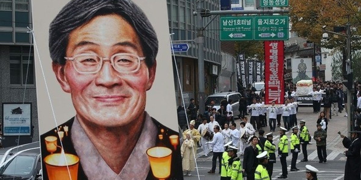 HuffPostKorea's tweet image. 고 백남기 농민의 사망 종류가 '병사'에서 '외인사'로 수정됐다
 huffp.st/y3wf7EA