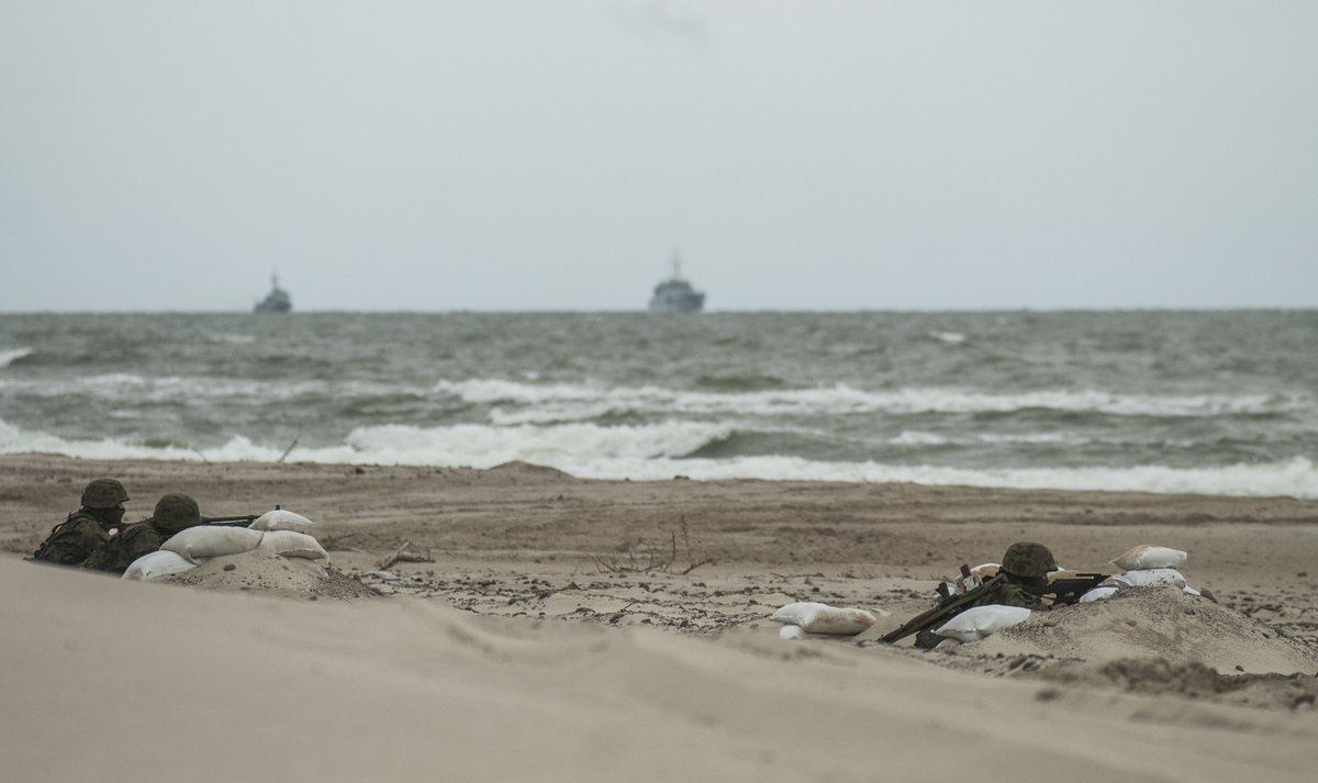 USNavyEurope's tweet photo. US #Marines simulated assault on beach at #Utksa, #Poland while Polish military defend the beach as part of #BALTOPS 2017. #ReadyForces
πΊπΈπ΅π± https://t.co/f175Wk2meh