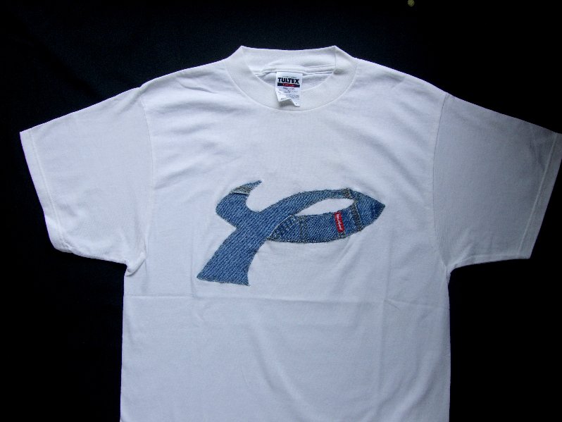 sun_master's tweet image. デニムユーズド加工ジーンズパターン切り出しONLY-ONE　T-Shirts    ・デニムのユーズド加工ジンーズよりパターンを切り出しで色落ちは殆ど有りません。        ・パターンの切り口は、千鳥縫いで堅牢で殆どほつれる事は有りません ・パターン日本の100％手作りです