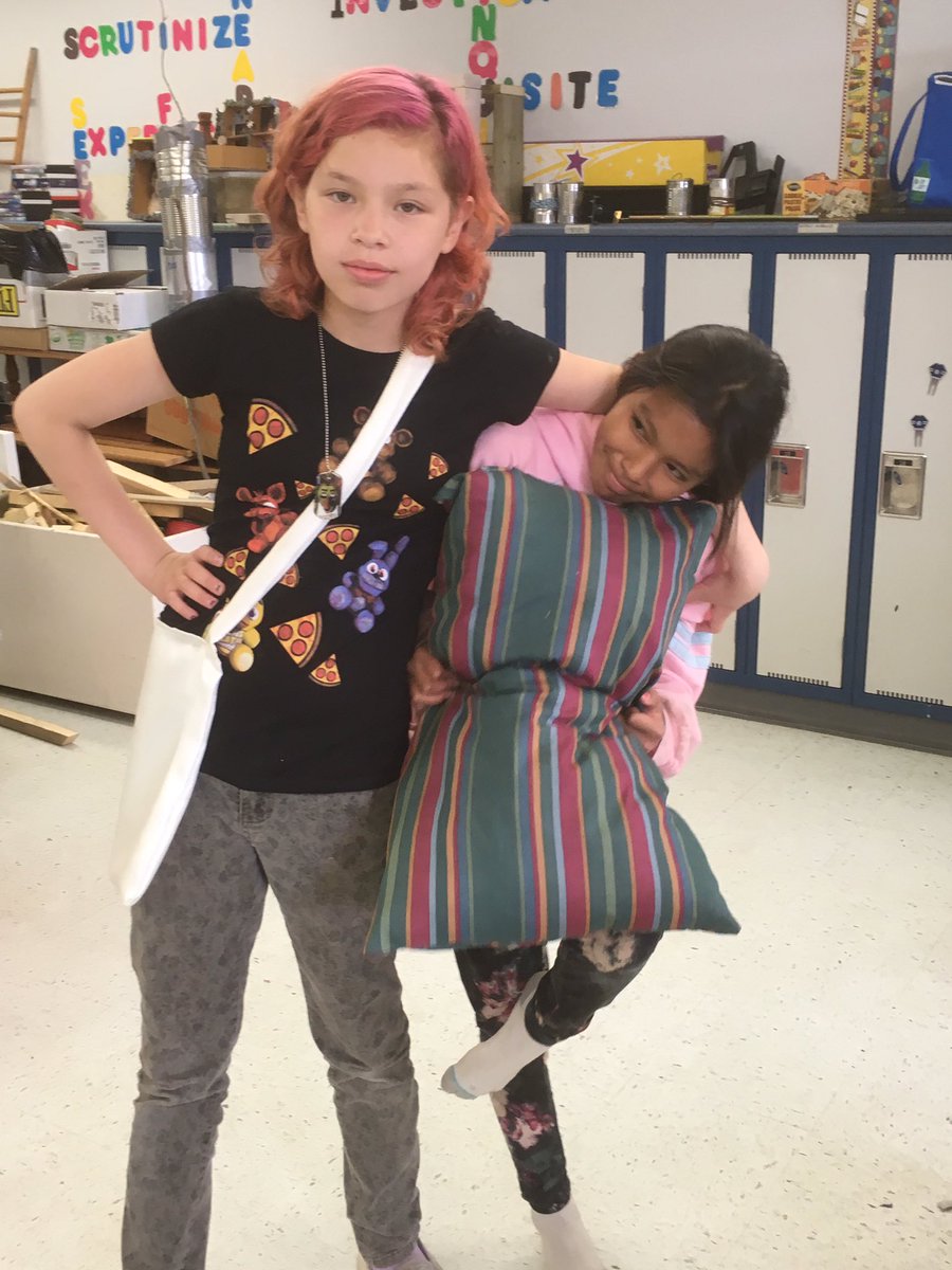 tinkercoup's tweet photo. A donation of curtains, and roll ends of material, a quick sewing lesson, and bam! Purses and pillows #awesome @ConnaughtNB @LskySD https://t.co/0HdCkOqVZg
