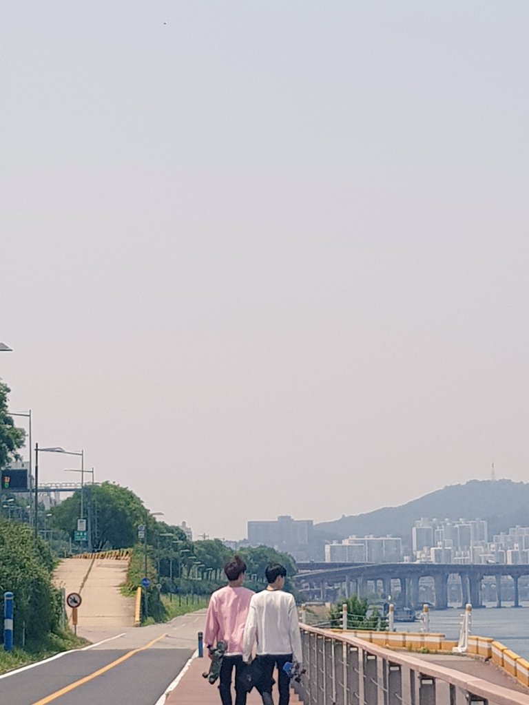 UP10TION's tweet photo. [#쿤 #고결] 그들은 그렇게 걸어온 길을 다시 걸어 돌아갔다고 한다. 한강 데이트 끝:) https://t.co/PWZChwJtrt