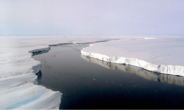 Greenpeace's tweet photo. Very soon, a very large portion of an ice shelf in Antarctica will break off and collapse into the ocean https://t.co/6kgJcWkzF7 https://t.co/1rH0vXwD4Y
