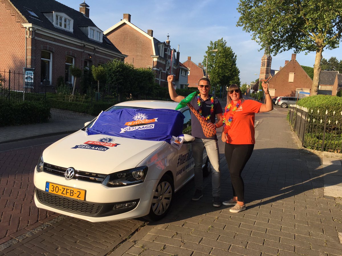 erikvdlee's tweet photo. Gisteren met mijn collega Romy namens @RaboZWB zoveel mogelijk geslaagden gefeliciteerd in @GemWoensdrecht tijdens #HoeraGeslaagd https://t.co/wCwawkdn72