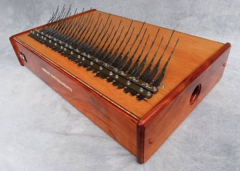 SuheylaYengi's tweet image. Fotoğraftaki enstüman #Arraymbira. 5 oktavlık ses aralığına sahip bu müzik aleti #Kalimba&apos;nın büyüğü. #StudioLonca #LoncaOnAir #SüheylaYengi