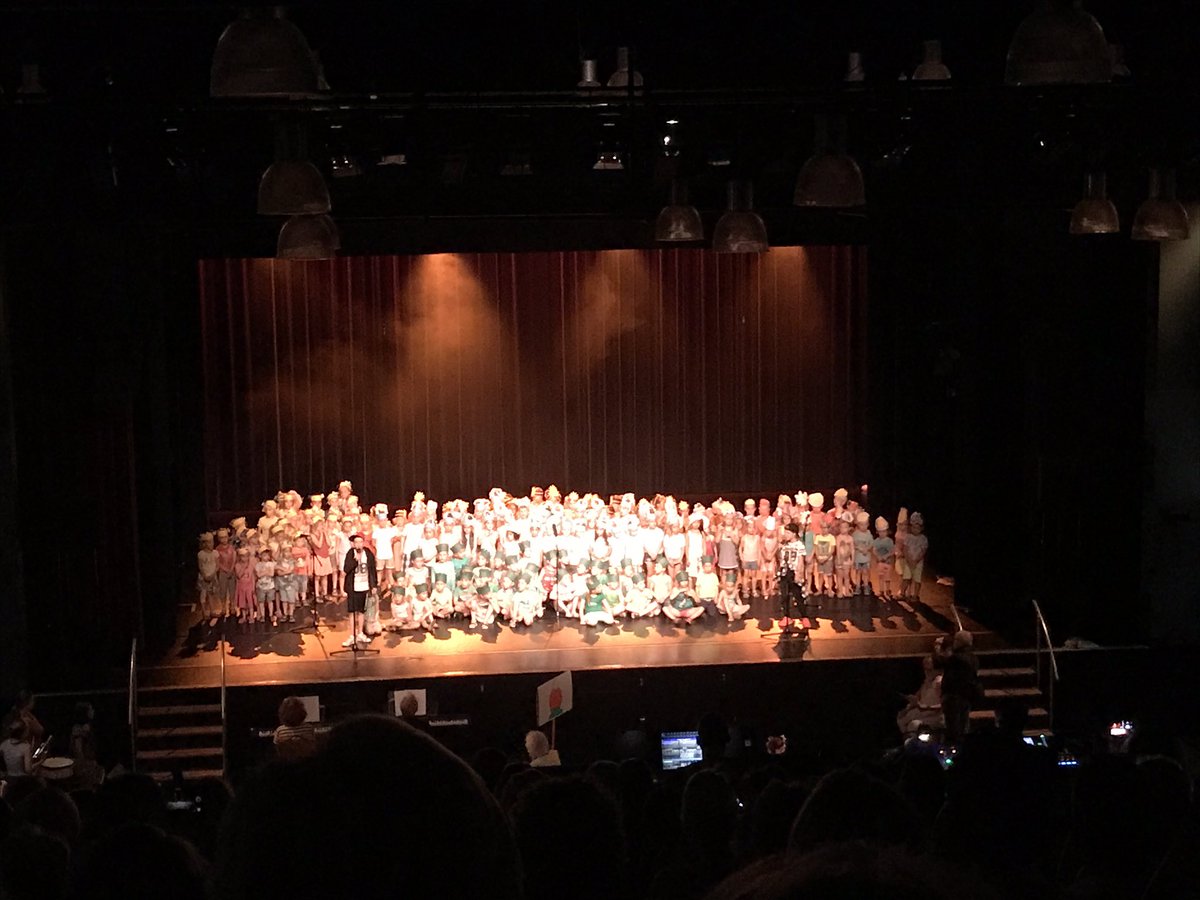 jorisroes's tweet photo. Gaaf. Volle @depasheesch kijkt hoe 500 kids onder bezielende leiding van @petervanaaross 50 jaar @bsemmaus @emmausheesch creatief vieren. https://t.co/wlAmf4RYHl