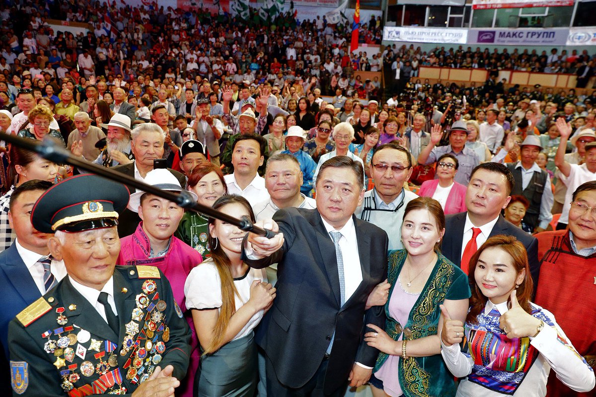 #Баянзүрх дүүргийн иргэд сонгогчидтойгоо уузлаа. 
Би төрийн ажлыг #гацаахгүй, түмнийхээ амьдралыг доройтуулахгүй. 

#ХямралыгЯлна