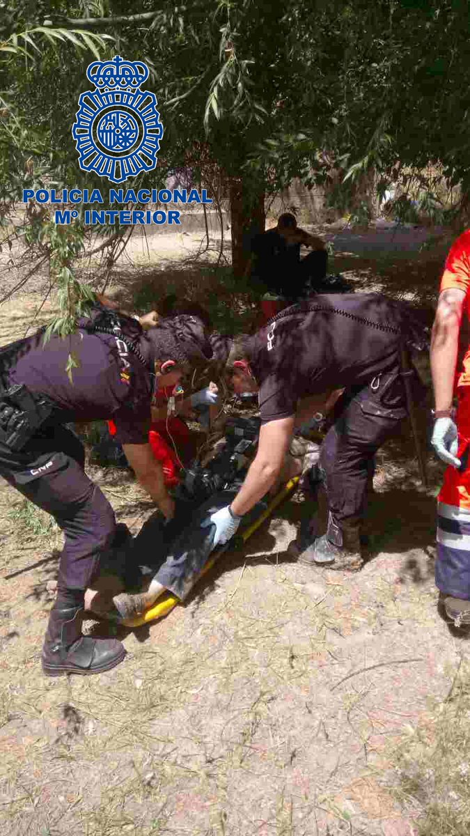 policia's tweet photo. ¡GRANDE!👏para nuestro compañero en #Córdoba que se lanzó al río con uniforme y todo, nadó 30m y rescató a una persona a punto de ahogarse https://t.co/AWdStZgltZ
