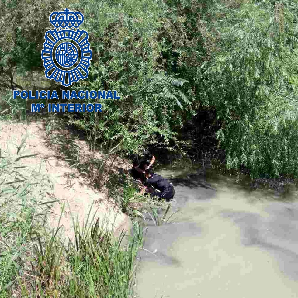 policia's tweet photo. ¡GRANDE!👏para nuestro compañero en #Córdoba que se lanzó al río con uniforme y todo, nadó 30m y rescató a una persona a punto de ahogarse https://t.co/AWdStZgltZ