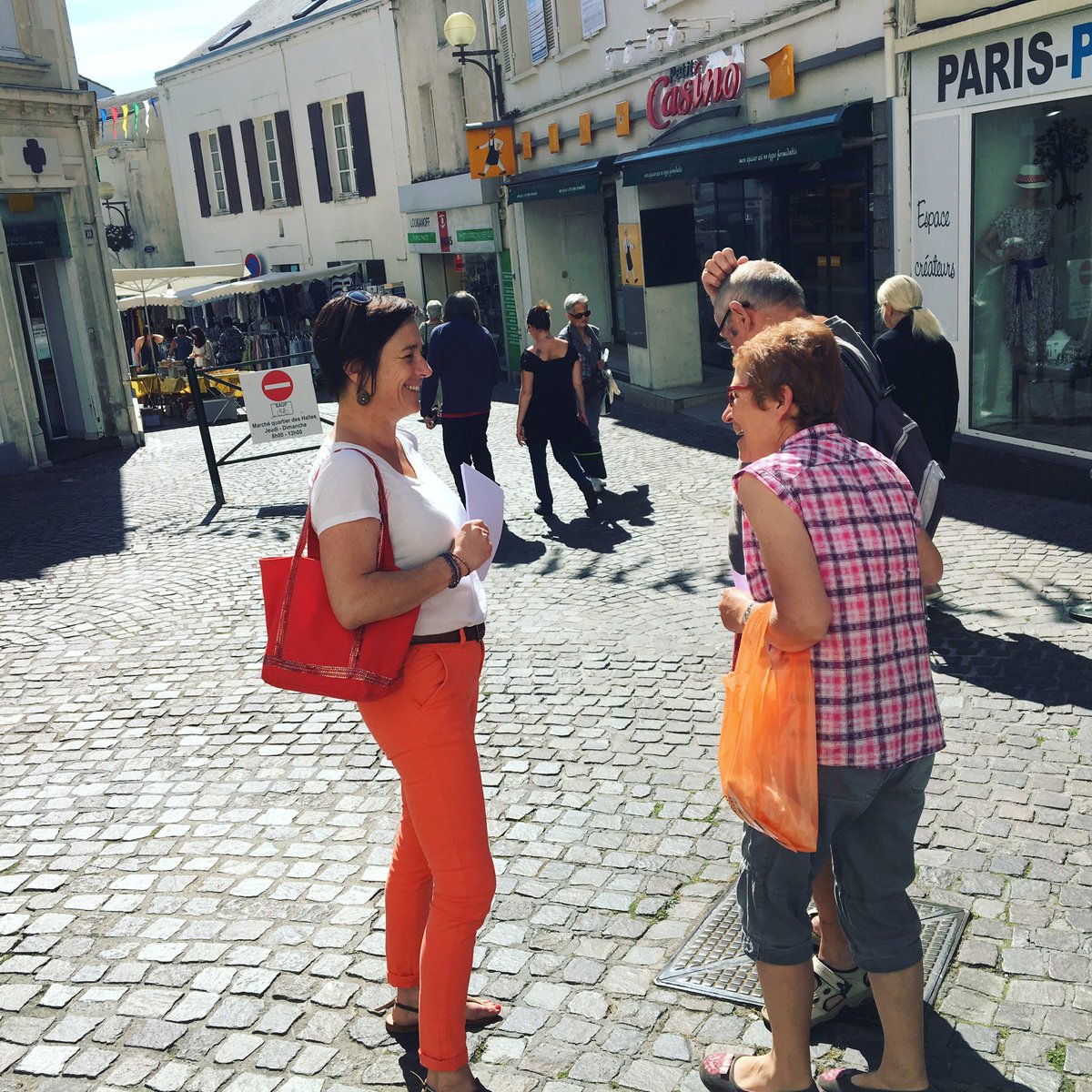 Tractage ce matin au marché de Pornic. Nous continuons notre travail de terrain à votre rencontre.
#MajoritépourlaFrance #circo4409