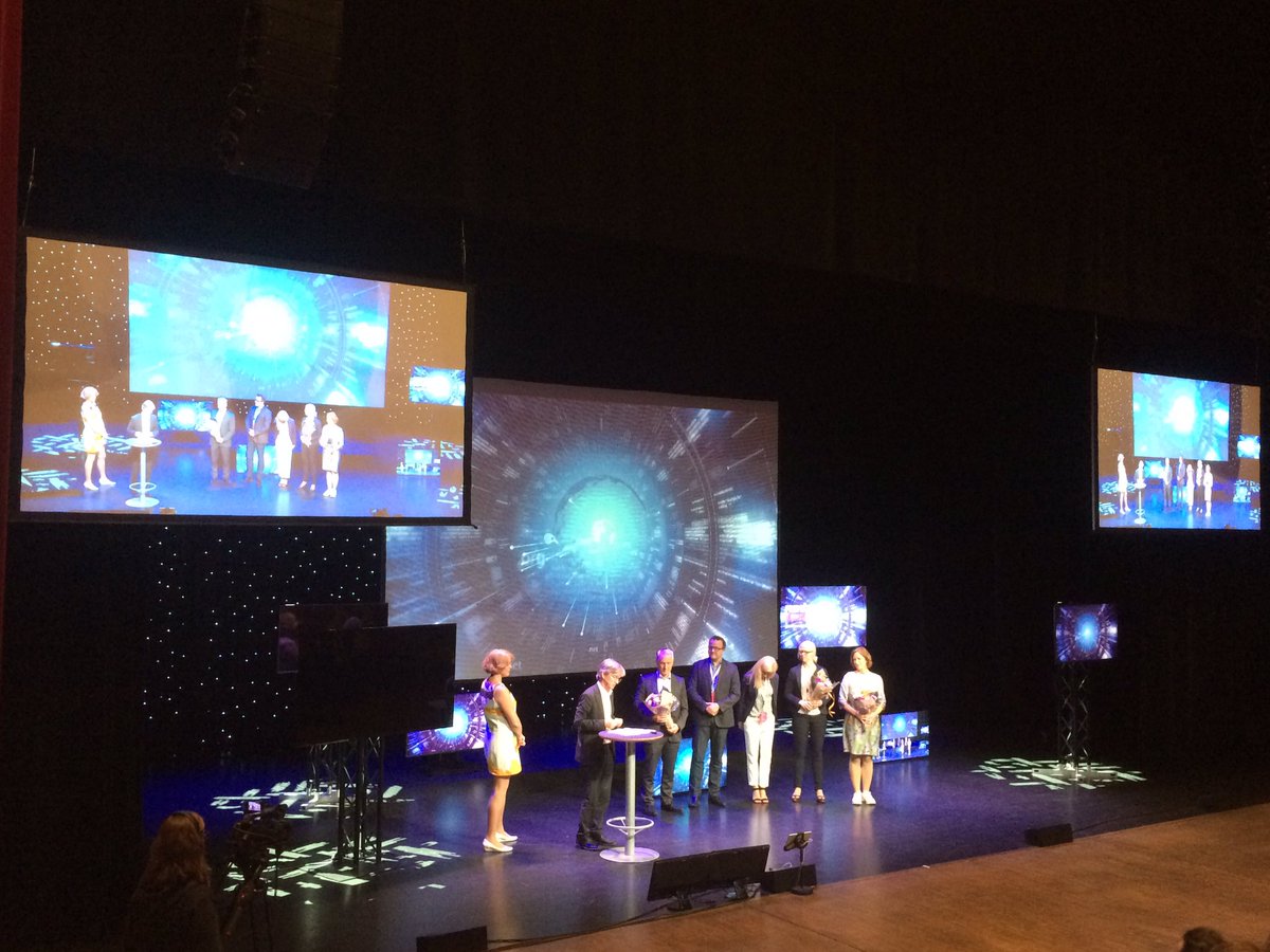 MariaMoksness's tweet photo. @paulchaffey har nettopp delt ut Kommunal- og moderniseringsdepartementets Innovasjonspris 2017 til @askerkommune på #FremKom https://t.co/3JMLudXV1B