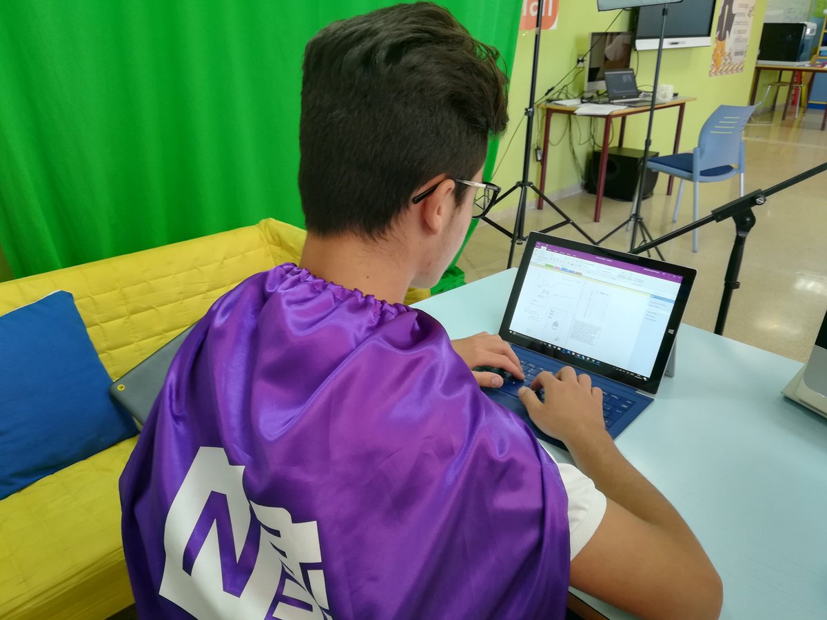 _WeLand's tweet photo. Alumnos de secundaria colaboran en el diseño de nuestra app dirigida al turismo en Almería #Conecta2Almeria @OneNoteEDU @ftejeirab https://t.co/6ATaJn3k7f