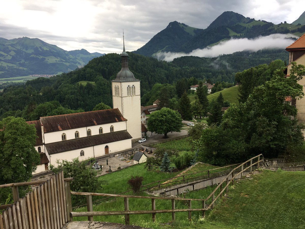 TeamTeslaS's tweet image. Visiting Chateau de Gruyére on the way to Gstaad #Wave2017 #TeslaSharing #eGrandTour
