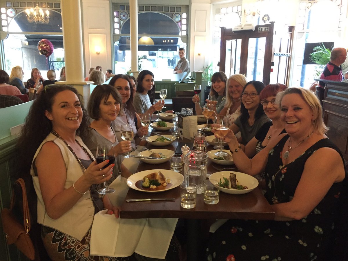 Great day yesterday as @LvKingston at <a href="/KingstonCOC/">Kingston Chamber</a> #KingstonExpo then on to dinner with the lovely <a href="/MillStreetRA/">MSRA</a> ladies.