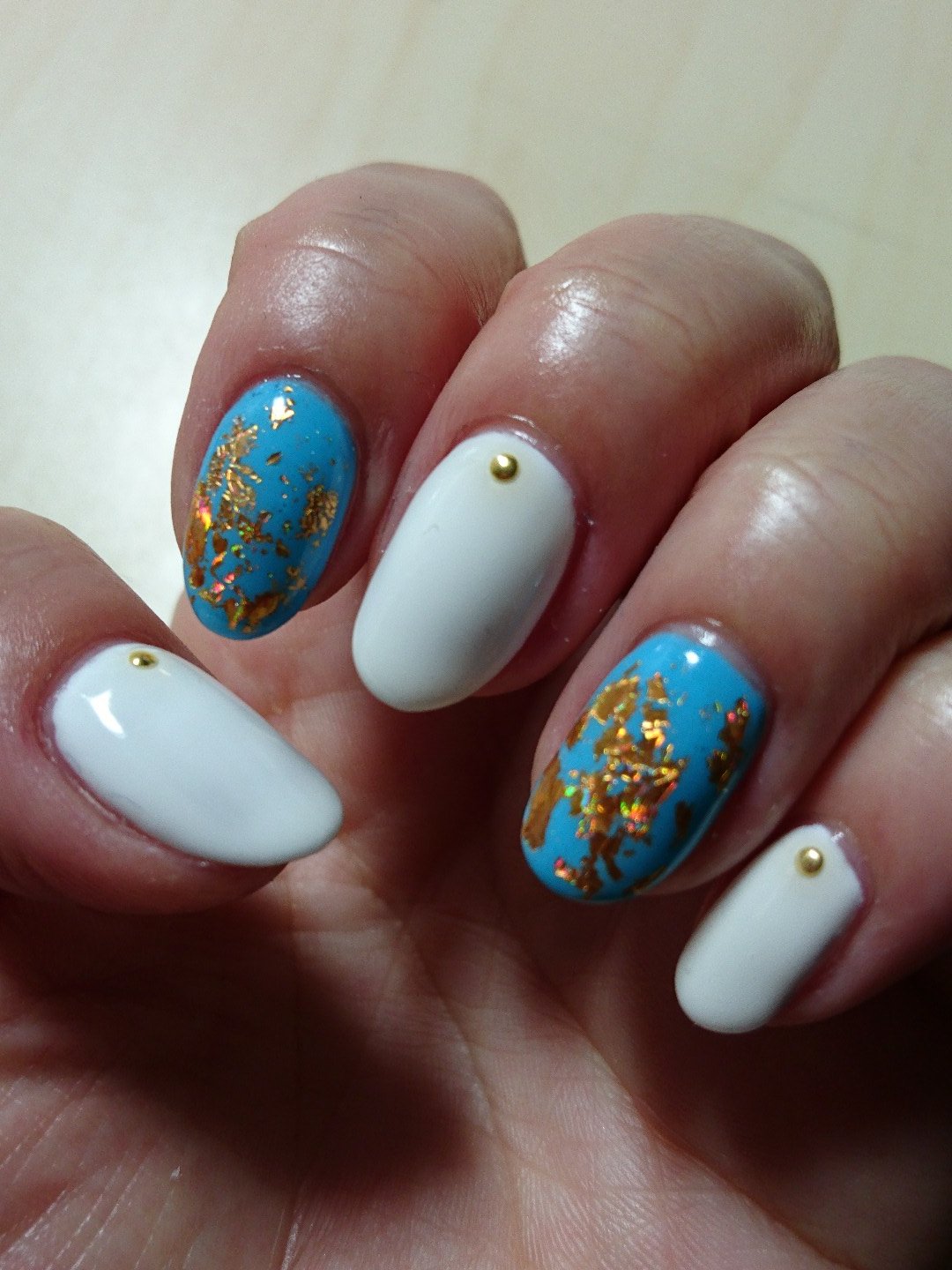 画像 ネイルチェンジ完了 ﾟwﾟ なにも塗ってないと折れそうで怖い 適当に塗って 夏ネイル 白は根本にゴールドの丸スタッズ ターコイズは ゴールドのホイル Http Matomehub まとめハブ