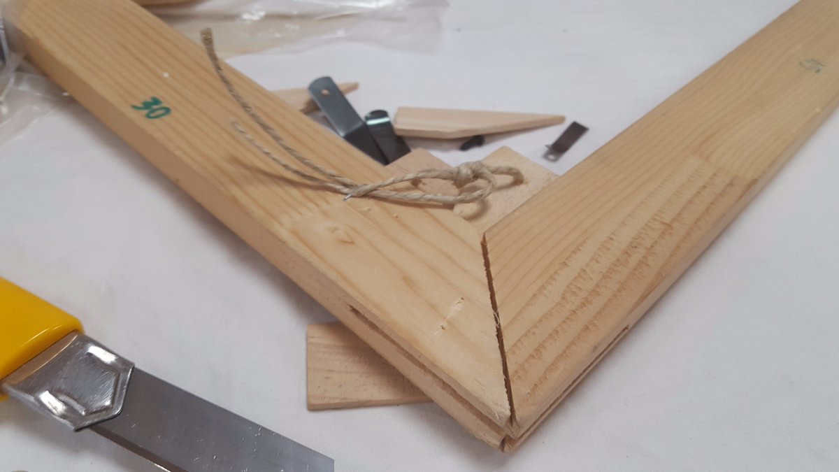 LijstErom's tweet photo. Mooi: Een hele keurige #lijstenmaker heeft de 'spietjes' met een touwtje vastgemaakt aan het spieraam. Dan vallen ze er niet uit. Vakwerk! https://t.co/ztnr5SJhvj