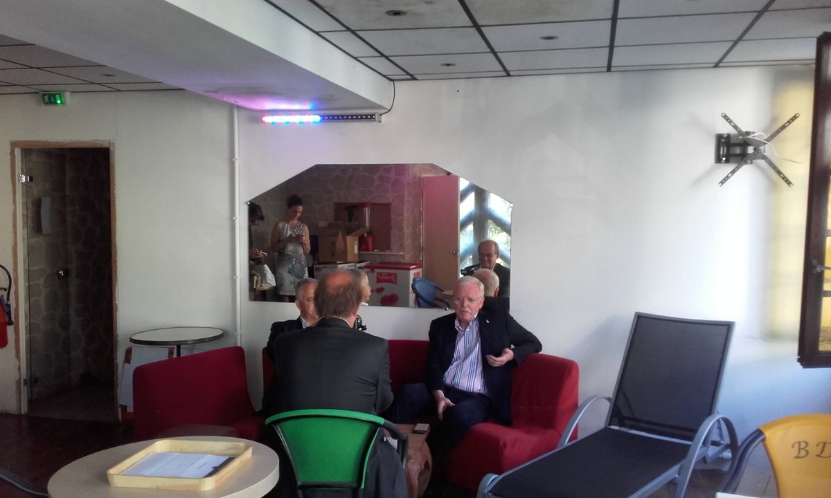 JYCaullet_2017's tweet photo. Débat entre @JYCaullet et André Villiers pour @AUXERRETV au BDM à Auxerre. https://t.co/NYOChX2PMn