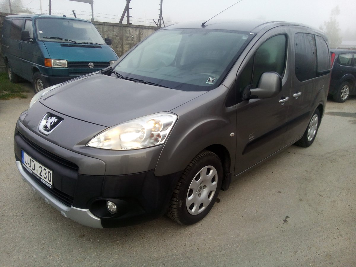 APbusauto tweet picture