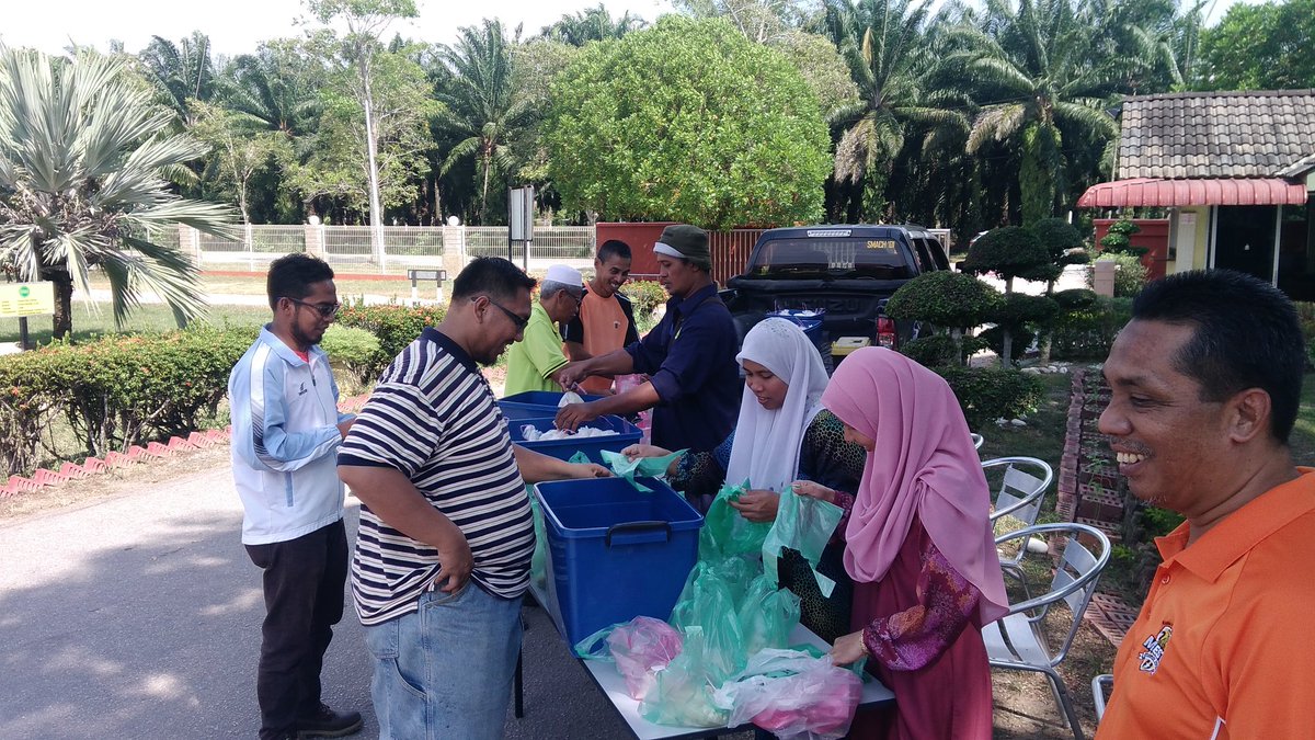 MARDISPerai's tweet photo. Persatuan KSKKMPP membuat gotong royong bubur lambuk dan edar kepada staff Mardi Seberang Perai. https://t.co/dyYT4yKQeO