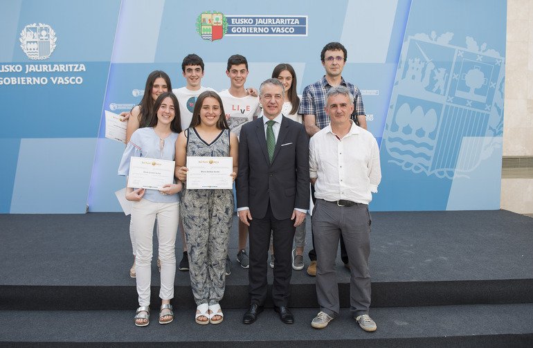 AzkoitiaGuka's tweet photo. Floreaga Ikastetxeak Euskal Kultura Ondarearen saria jaso du. https://t.co/HW7vjlJ6ES https://t.co/ZYxWnfA5sO