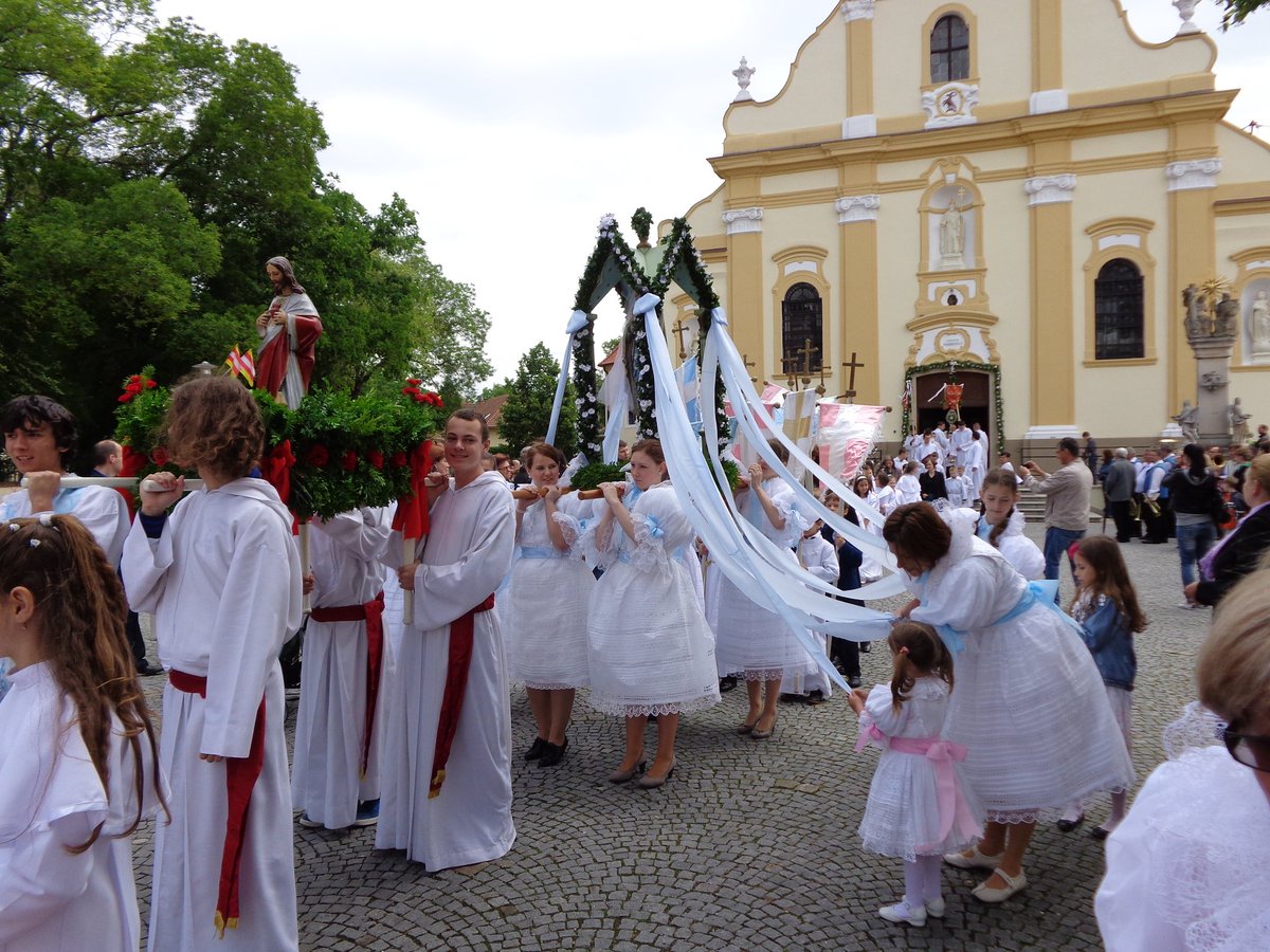 RehakLubomir's tweet photo. #Catholic Church celebrates today+next Sunday #CorpusChristi / Božie Telo. On pict-Procession in #Stupava, #Slovakia https://t.co/cRzRShG7lJ https://t.co/zJq6SUko73