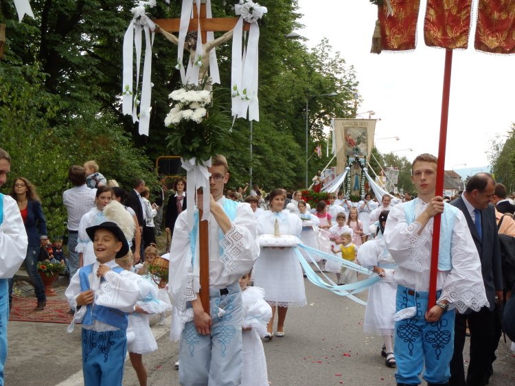 RehakLubomir's tweet photo. #Catholic Church celebrates today+next Sunday #CorpusChristi / Božie Telo. On pict-Procession in #Stupava, #Slovakia https://t.co/cRzRShG7lJ https://t.co/zJq6SUko73