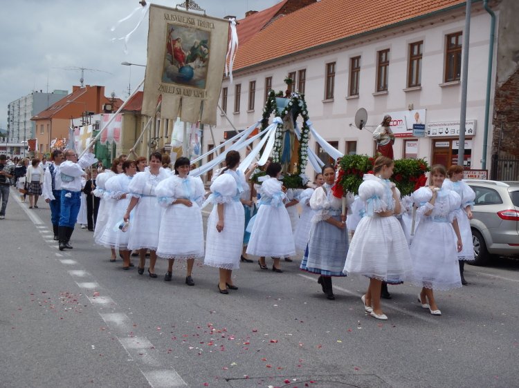 RehakLubomir's tweet photo. #Catholic Church celebrates today+next Sunday #CorpusChristi / Božie Telo. On pict-Procession in #Stupava, #Slovakia https://t.co/cRzRShG7lJ https://t.co/zJq6SUko73