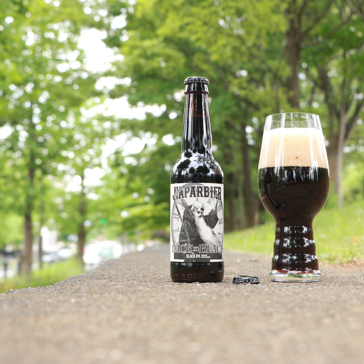 coaster_beer's tweet photo. 今週は、禍々しいほど真っ黒な色が特徴的なスペインのブラックIPA、#Naparbier Back In Black をセレクトしています！2本以上のご購入でプレゼントしている、シュピゲラウ IPAグラスと一緒にお愉しみください🍻 #クラフトビール https://t.co/pPNRiDHwKk