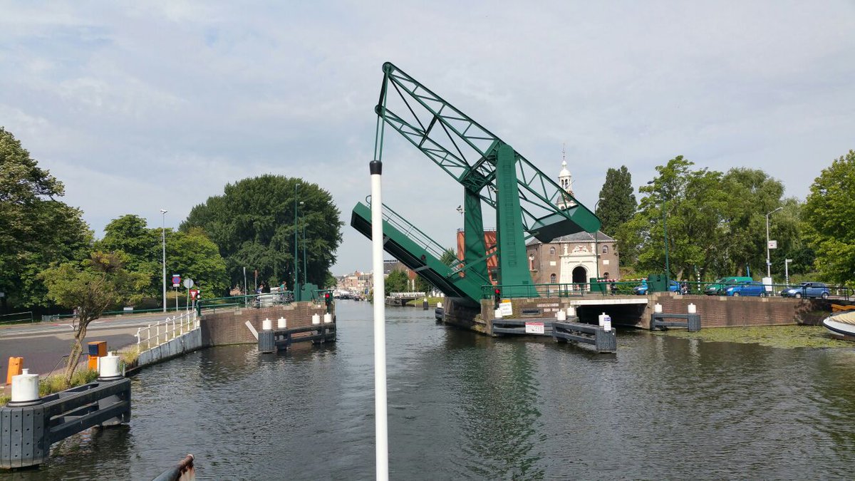 baaslisa's tweet photo. Terwijl ik aan het werk ben, vaart mijn schipper ons huis naar 'thuis'. Ze varen net door de Schrijversbrug. #vaarmee #ikdusniet ;-) https://t.co/43oWI0dJU9