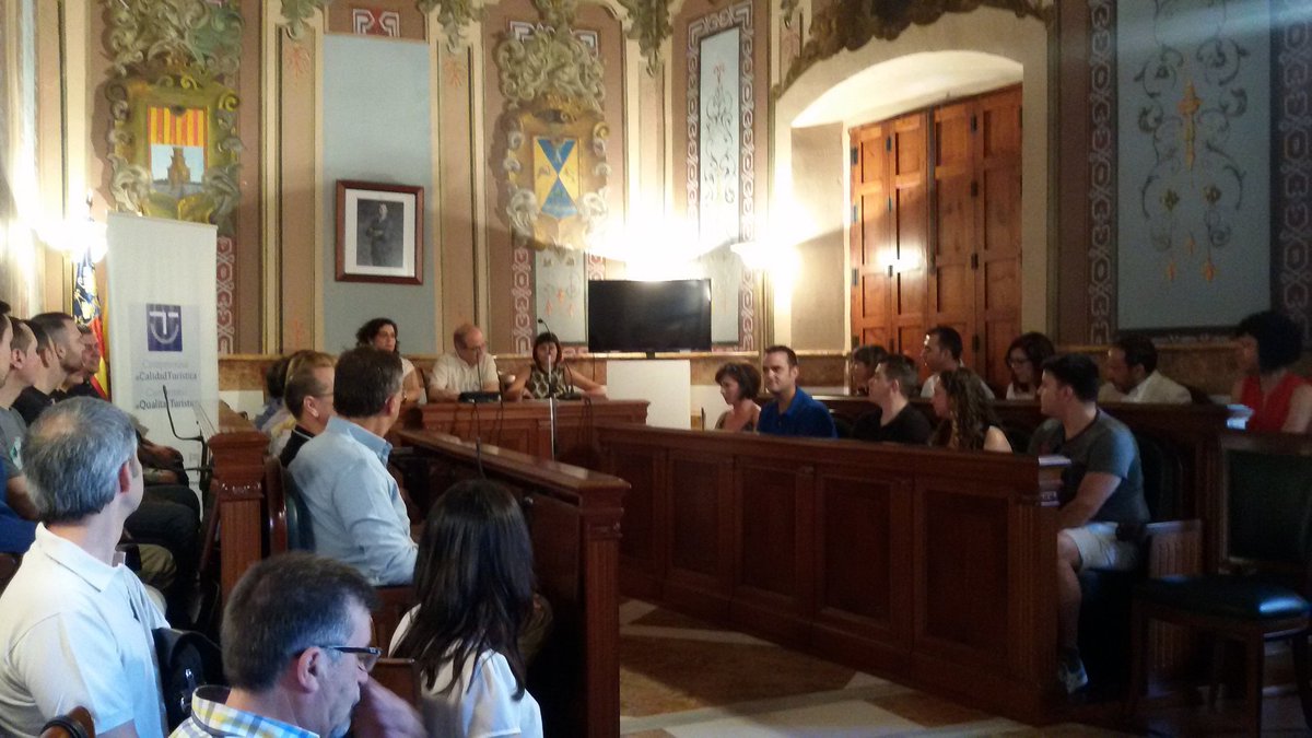 26 empresas y servicios de #Villena reciben el certificado de calidad turística #sicted de la mano de @RHuete1970