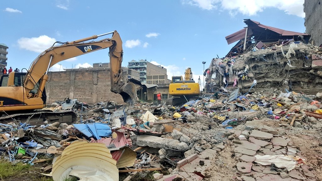 KenyaRedCross's tweet photo. #KwareBuildingCollapse Clearing of the debris is ongoing. The operation is expected to end today. https://t.co/z3u6OiJVoD