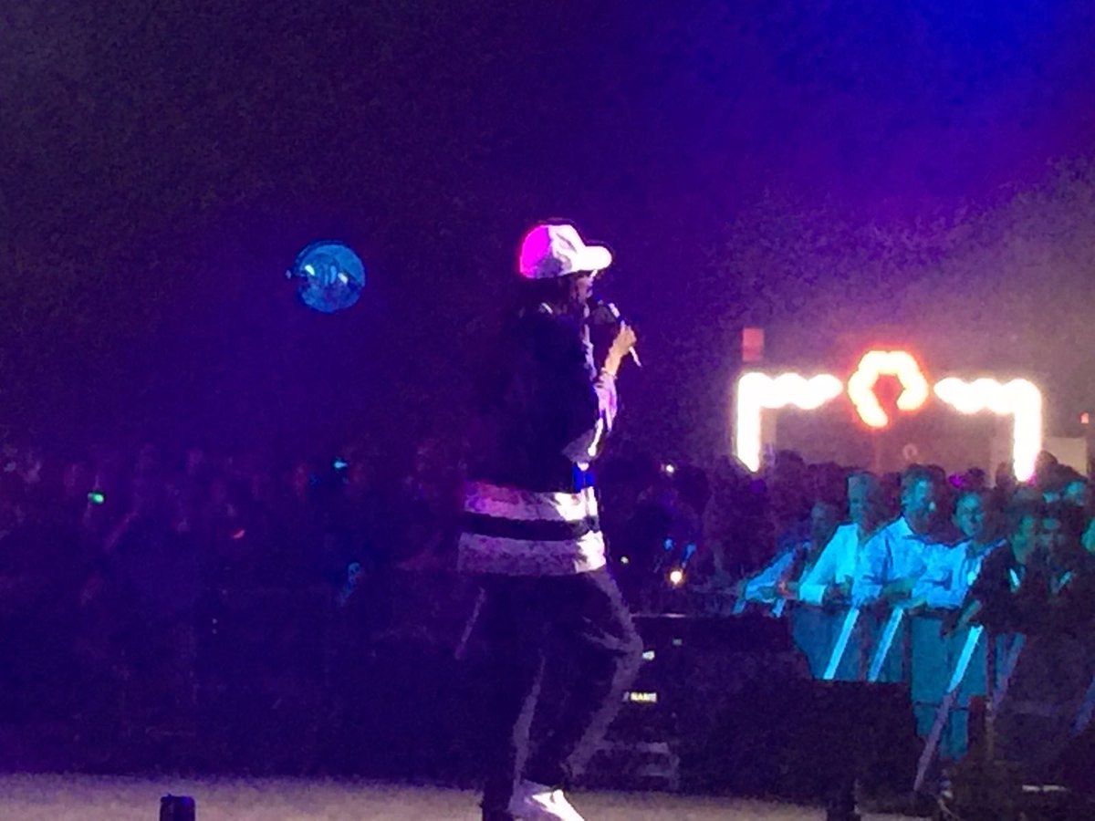 SolarDisruptive's tweet photo. Our disruptive technologies director @JasonRDC is there to see @SnoopDogg wrap up the #PureAccelerate event this year with #PureStorage https://t.co/ay9jIUUWVF