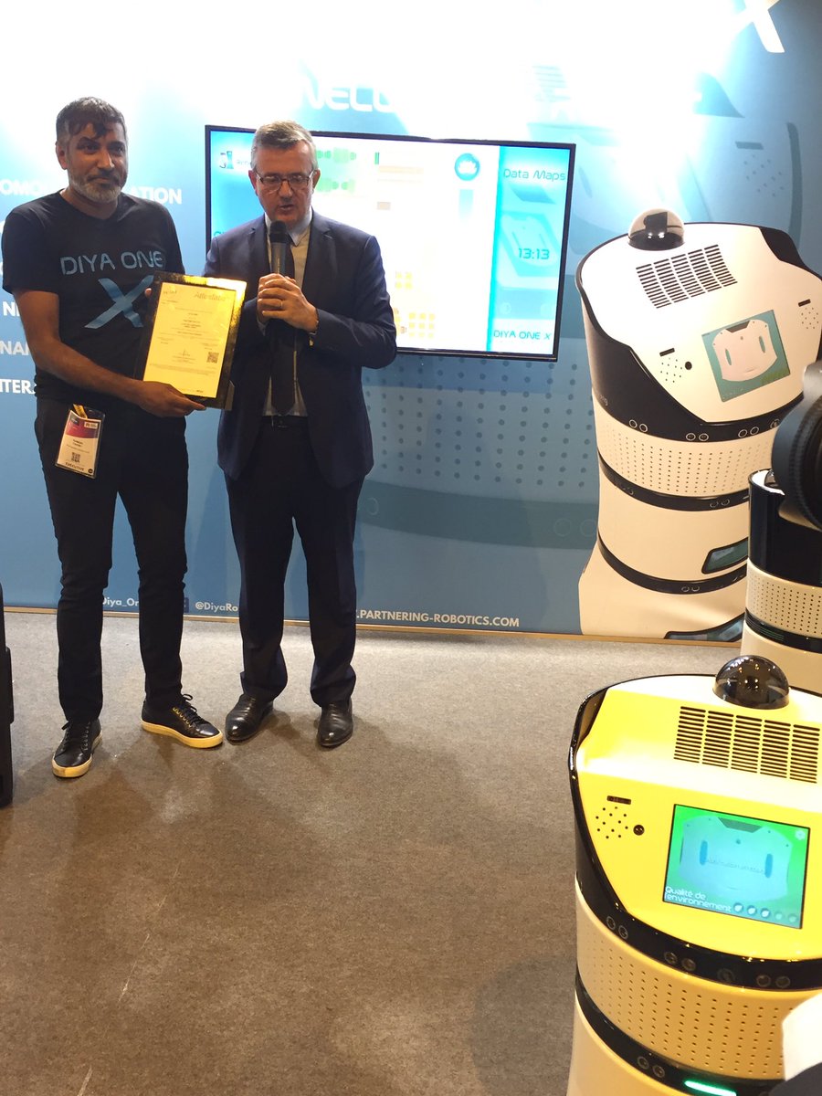 Certif_OFG's tweet photo. Remise officielle du #Label_OFG par @yvesjego à @rameshcaussy pour le robot purificateur d'air @Diya_One #VivaTech @VivaTech https://t.co/A2h0xgDtof