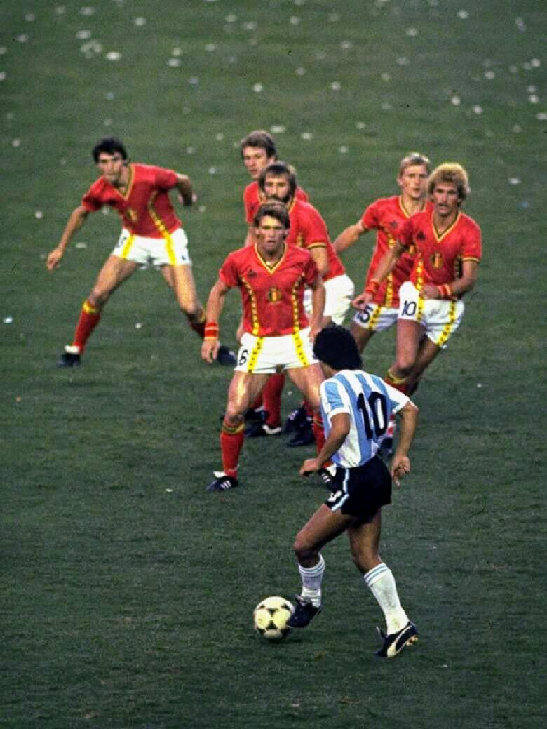 old_sportier's tweet image. الأسطورة دييغو أرماندو مارادونا✨
#رياضي_قديم