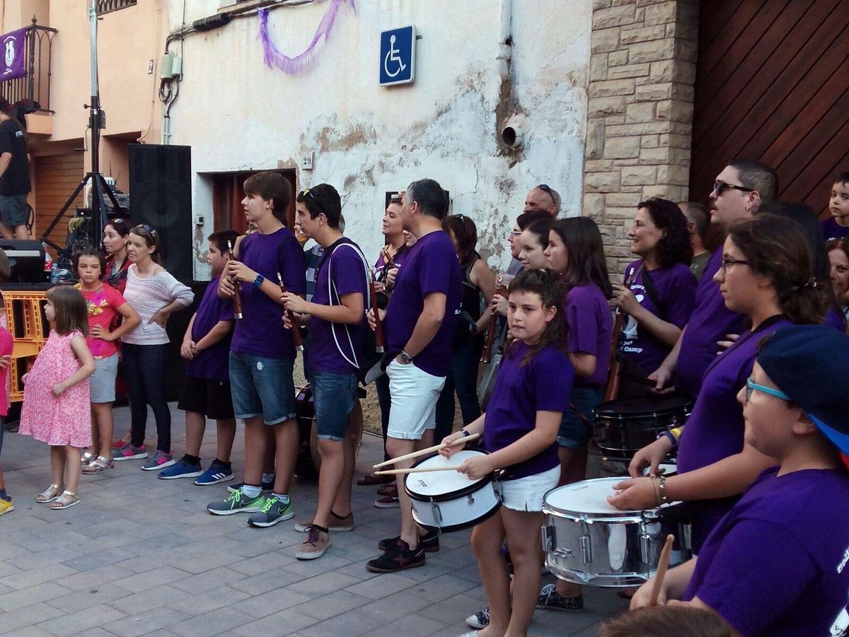 JxMontroigMiami's tweet photo. Inaugurem #estiu Festes #BarridDalt. Reestrena #Pitota i #Pitot #Felicitats restauradors #modista Cati #gralleres #grallers i #organització https://t.co/EI0drxbzP0
