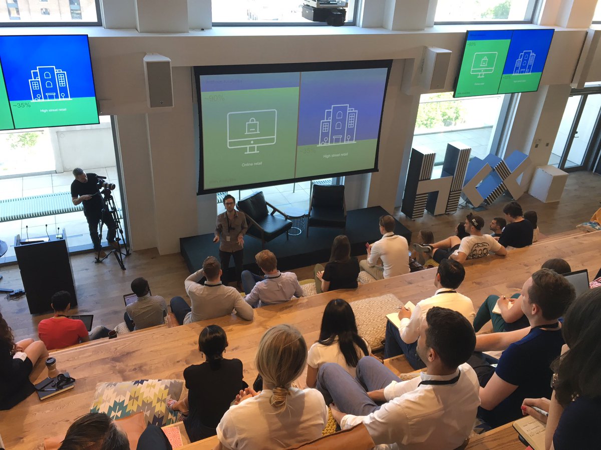 amalucky's tweet image. #HTW @hoxtonanalytics on stage 🙌🏽 full house for our latest #techfast