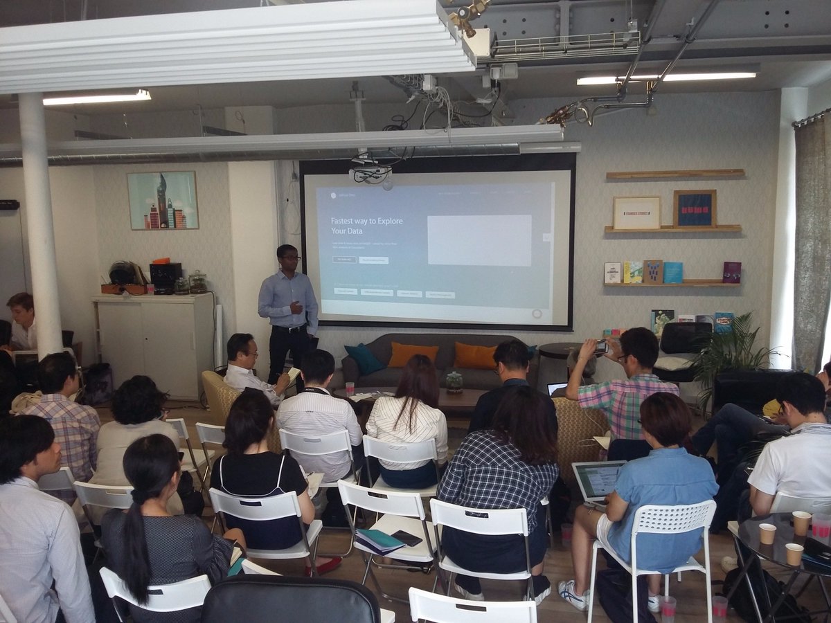 eurosagency's tweet photo. Ce matin avec les équipes de @NUMAparis pr présenter #NUMA, #DataCity, #ScaleHub et le #frenchtechticket à des journalistes du monde entier! https://t.co/af54PdFfks