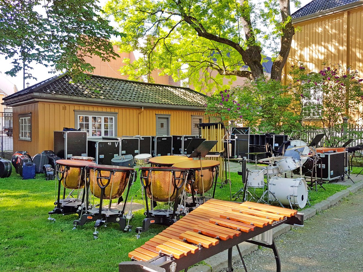 Vi gjør klart til konsert i kongens hage - Stiftsgårdsparken kl. 12.00!