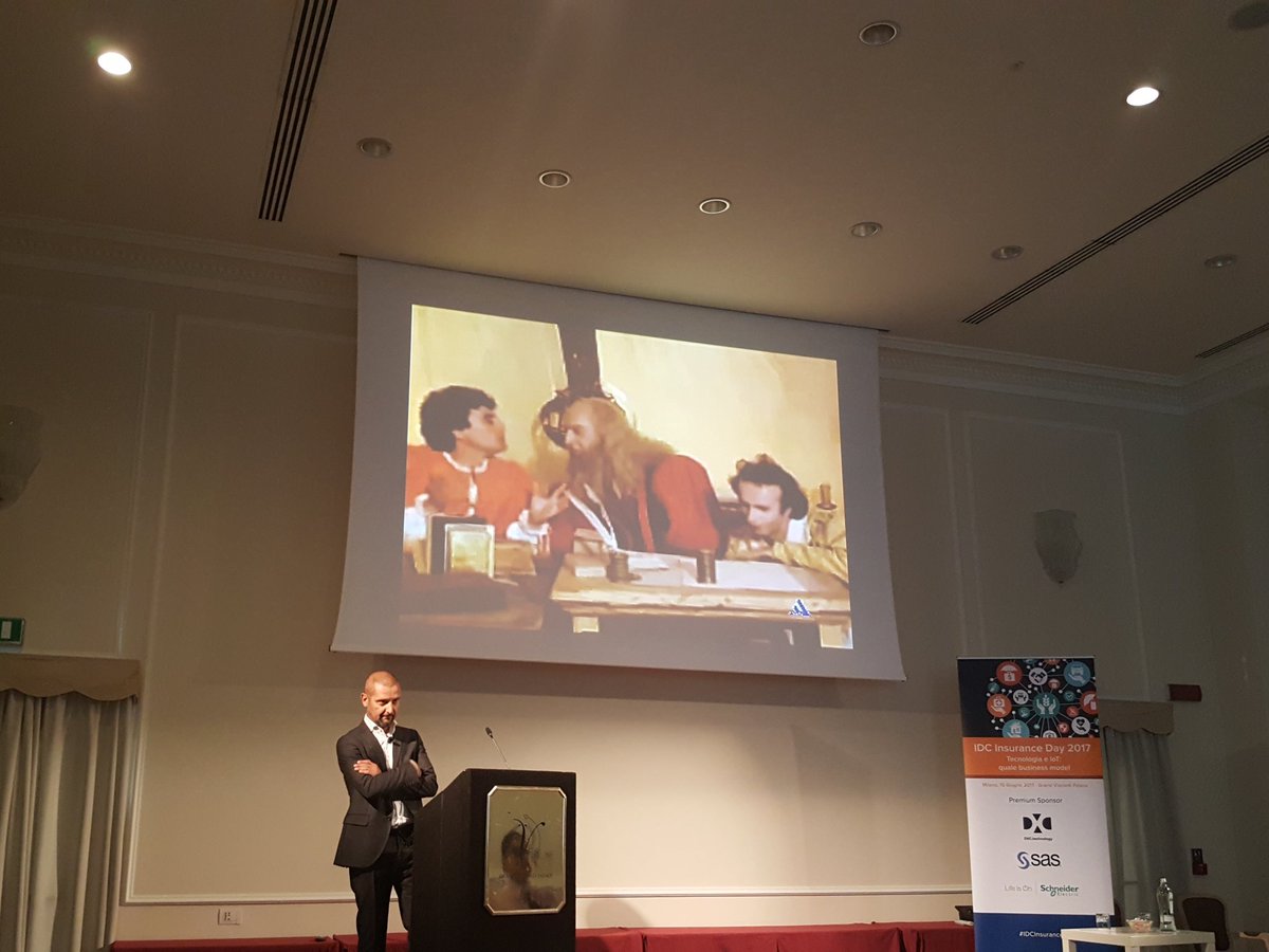ValeriaRavani's tweet photo. #IDCInsurance17 @Fede_Aguggini chiude lo speech con un video su innovazione: il termometro! https://t.co/zhCjdQydlm