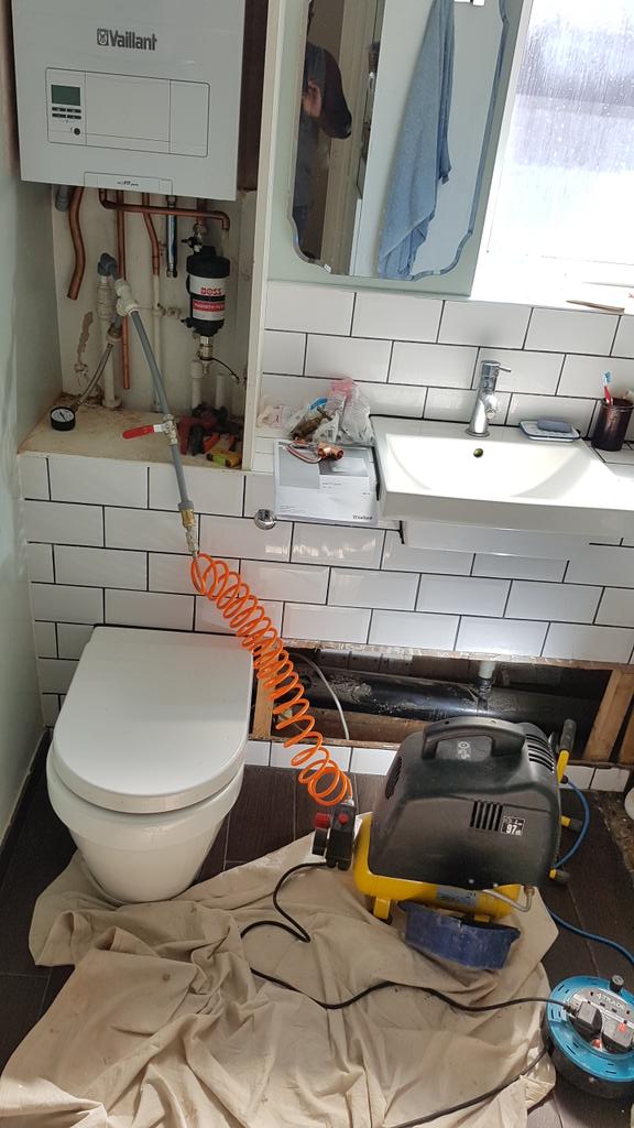 Plumbing_Soluti's tweet photo. Pressure testing an old system before  powerfush. Always a must #Doingitright #lovemyjob #gasinstaller https://t.co/rz8jFileyF