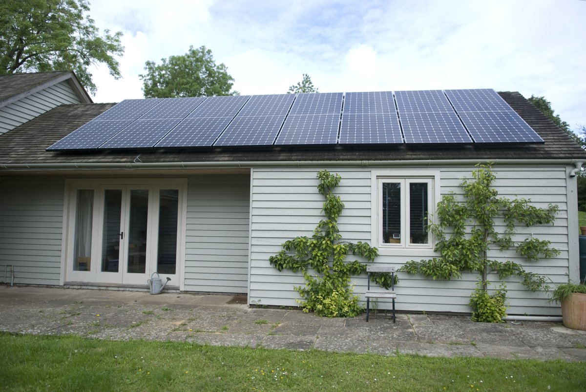 jojusolar's tweet photo. High efficiency modules look sleeker, and produce more electricity. Our rundown of the Top10 here! https://t.co/f62s2pyK4u https://t.co/S5TeisHAk3