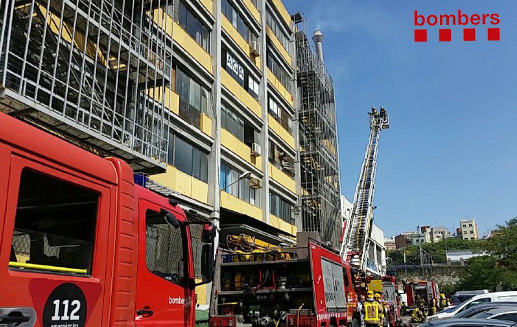 bomberscat's tweet photo. Els #bomberscat han extingit l'incendi de l'Hospitalet de Llobregat. Procediran a revisar i ventilar la zona afectada. https://t.co/QzXBRIOrWg