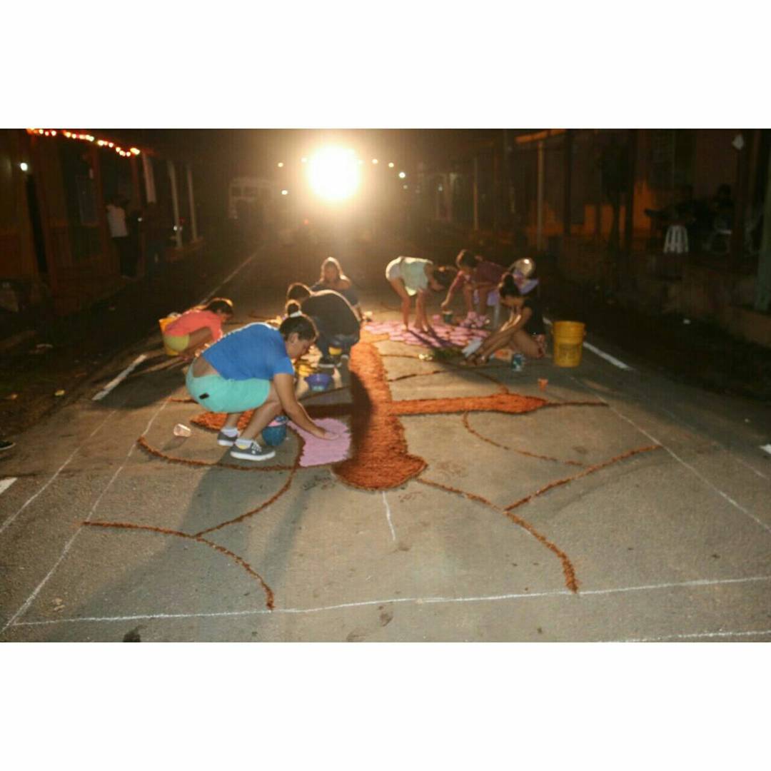 Diferentes instituciones preparan sus alfombras en honor al Corpus Christi. 

#CulturaEsDesarrollo #CulturaParaTodos